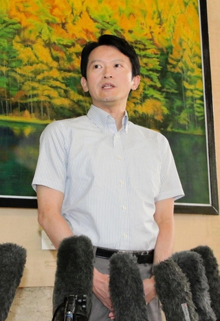 報道陣の取材に応じる斎藤元彦兵庫県知事＝１０日午前、県庁（撮影・大島光貴）