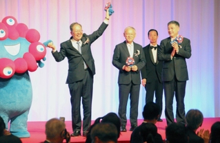 大阪・関西万博の公式キャラクター「ミャクミャク」に記念品を受け取った斉藤鉄夫国土交通相（左から２人目）ら日中韓の観光担当相ら＝神戸市中央区波止場町、ホテルオークラ神戸