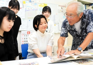学生ボランティア活動支援室の学生と阪神・淡路大震災を振り返る日開野博さん（右端）＝徳島市応神町古川、四国大学
