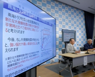 気象庁で記者会見する南海トラフ地震の評価検討会の平田直会長（左）＝８月８日