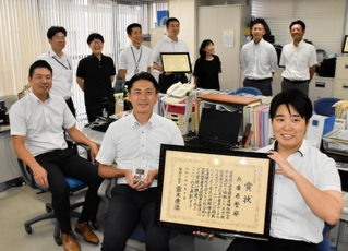 警察庁長官賞を受けた兵庫県警被害者支援室のメンバー＝神戸市中央区下山手通５