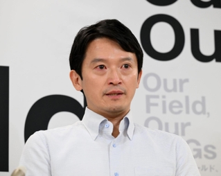 会見で支援を受けた自民党県議らから辞職を要求された受け止めを問われ、涙ぐみながら答える斎藤元彦・兵庫県知事＝１１日午後、兵庫県庁（撮影・風斗雅博）