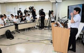 長時間にわたった斎藤元彦知事の定例会見＝１１日午後、兵庫県庁（撮影・風斗雅博）