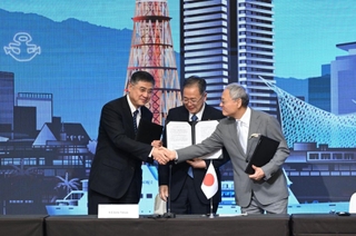 日中韓観光大臣会合で共同宣言文書に署名した斉藤鉄夫国土交通相（中央）、中国の張政文化・観光部副部長（左）、韓国の柳仁村文化体育観光部大臣＝１１日午前、神戸市中央区波止場町、ホテルオークラ神戸（撮影・大田将之）