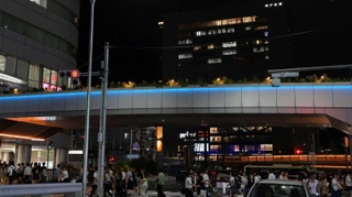 青やオレンジ色にライトアップされた歩行者デッキ＝１１日夜、神戸・三宮（撮影・斎藤雅志）
