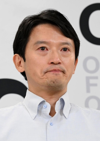 記者会見で目に涙を浮かべる斎藤元彦知事＝１１日午後、兵庫県庁（撮影・風斗雅博）
