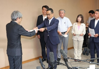 斎藤元彦兵庫県知事の辞職を求める文書を服部洋平副知事（左）に手渡す自民議員団の北野実幹事長ら＝１２日午前１０時０４分、神戸市中央区、兵庫県庁（撮影・小林良多）