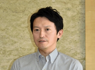 登庁時、取材に応じる斎藤元彦知事＝１２日午前、兵庫県庁