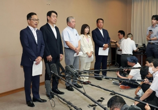 斎藤元彦兵庫県知事の辞職を求める申入書を提出し、報道陣の取材に応じる自民党議員団の北野実幹事長（左）ら＝１２日午前、神戸市中央区、兵庫県庁（撮影・小林良多）