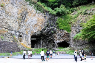 山陰海岸ジオパークを代表する玄武洞公園＝豊岡市赤石（資料写真）