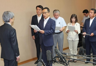 斎藤元彦兵庫県知事の辞職を求める文書を服部洋平副知事（左）に手渡す自民党議員団の北野実幹事長ら＝１２日午前１０時４分、神戸市中央区、兵庫県庁（撮影・小林良多）