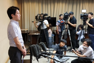 続投方針を改めて表明した斎藤元彦知事（左端）＝１２日午後、神戸市中央区、兵庫県庁（撮影・笠原次郎）