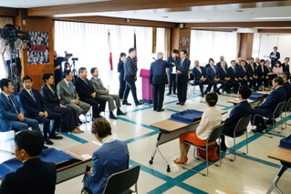 自民党総裁選で立候補届け出順の抽選をする候補者の代理人ら＝１２日午前１０時２１分、東京・永田町の党本部