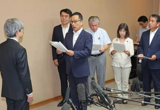 斎藤元彦知事の辞職を求める文書を服部洋平副知事（左）に手渡す自民党議員団の北野実幹事長ら＝１２日午前、兵庫県庁（撮影・小林良多）