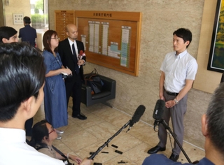 登庁時に報道陣の取材に応じる斎藤元彦知事＝13日午前、兵庫県庁