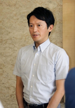 登庁時に報道陣の取材に応じる斎藤元彦知事＝13日午前、兵庫県庁