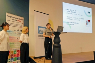企業や社会の課題解決に向け、独自のアイデアを発表する大学生たち＝神戸市中央区浪花町