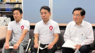 重要政策提言の後、報道陣の取材に応じる兵庫県議会の第２会派「維新の会」＝１３日午後、県庁