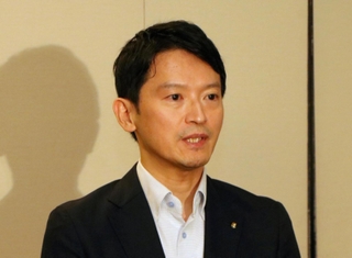 行事に出席した後、報道陣の取材に応じる兵庫県の斎藤元彦知事＝14日午後、神戸市中央区