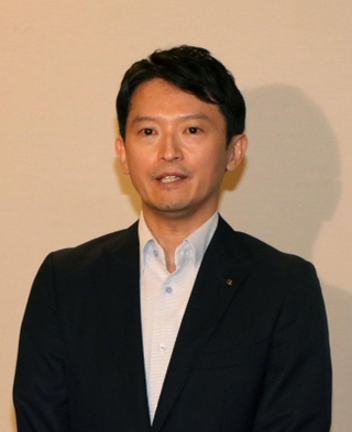 報道陣の取材に応じる兵庫県の斎藤元彦知事＝14日午後、神戸市中央区