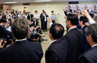 自民党総裁選の出陣式でこぶしを挙げる石破陣営＝１２日午前、東京・永田町の党本部（撮影・堀内達成）