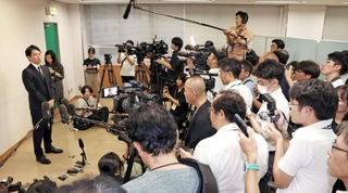 百条委員会で証人尋問を受けた斎藤元彦知事に取材する報道陣＝６日、兵庫県庁