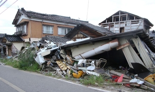 倒壊した建物が残る能登半島地震の被災地＝９月５日、石川県珠洲市宝立町（撮影・竜門和諒）