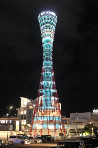 ササカラー（緑）でライトアップされた神戸ポートタワー＝１６日夜、神戸市中央区波止場町（撮影・大高碧）
