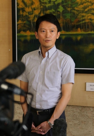 不信任決議案などを巡る兵庫県議会の動きを受け、報道陣の取材に応じる斎藤元彦知事＝県庁