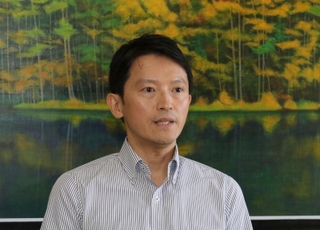 不信任決議案などを巡る兵庫県議会の動きを受け、報道陣の取材に応じる斎藤元彦知事＝県庁