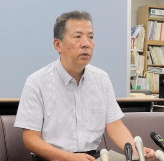 死亡した元西播磨県民局長の私的情報が漏えいされた疑惑に対し、調査を求める申し入れを行った丸尾牧兵庫県議＝県庁