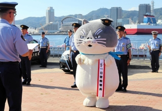清原克三神戸水上署長から一日署長の任命を受けるデブ猫マル＝神戸市中央区港島２、ポートアイランド北公園