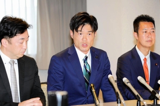 衆院選兵庫９区から立憲民主党公認で立候補表明した橋本慧悟氏（中央）＝１７日午後、神戸市中央区