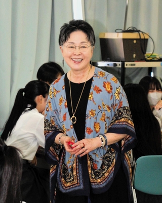 「やさしい日本語」をテーマに語る塩川雅美さん＝伊川谷高校