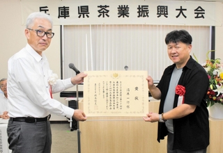 農林水産大臣賞の表彰状を受け取る酒井一行さん（右）＝ＪＡみのり本店