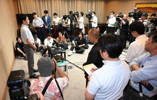 １９日の県議会を前に取材に応じる斎藤元彦知事＝１８日午後、神戸市中央区、兵庫県庁（撮影・大田将之）