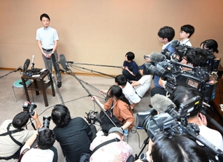 １９日の県議会を前に取材に応じる斎藤元彦知事＝１８日午後、神戸市中央区、兵庫県庁（撮影・大田将之）