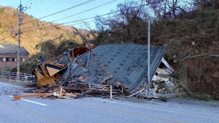 土砂崩れで崩れた出口彌祐さんの自宅（提供）
