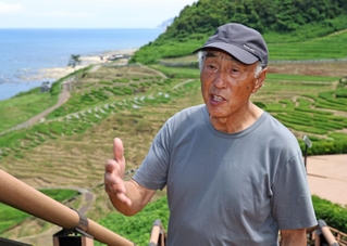 地震で妻と長男を亡くした出口彌祐さん＝８月、石川県輪島市白米町（撮影・長嶺麻子）