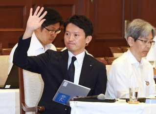 議案説明に先立ち、議長に発言の許可を求める斎藤元彦知事＝１９日午前、神戸市中央区、県公館（撮影・笠原次郎）