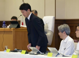 議案の説明後、着席する斎藤元彦知事＝１９日午前、神戸市中央区、県公館（撮影・笠原次郎）