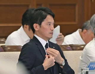 ネクタイを直し、自身に対する不信任決議案が提出される見通しの本会議に臨む兵庫県の斎藤元彦知事＝１９日午後、神戸市中央区、県公館（撮影・大田将之）