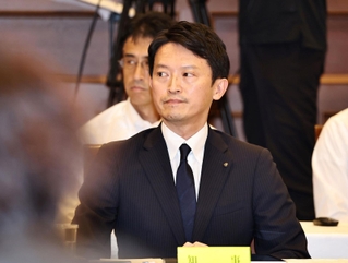不信任案の提案説明を聞く斎藤元彦知事＝１９日午後、神戸市中央区、県公館（撮影・長嶺麻子）