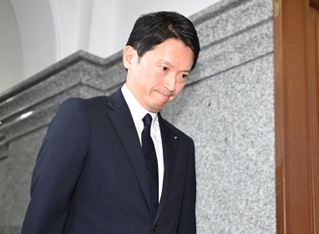 休憩を終え、自身に対する不信任決議案が採決される本会議に出席するため、議場へ向かう兵庫県の斎藤元彦知事＝１９日午後、神戸市中央区、県公館（撮影・大田将之）