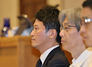 不信任案の提案説明を聞く斎藤元彦知事＝１９日午後、神戸市中央区、県公館（撮影・長嶺麻子）