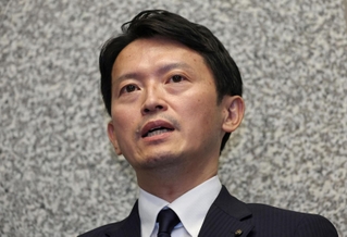 自らの不信任決議案が可決され、報道陣の囲み会見に応じる斎藤元彦知事＝１９日午後、神戸市中央区、県公館（撮影・長嶺麻子）