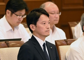 斎藤元彦知事に対する不信任決議案が可決された本会議。知事はほとんど表情を変えることなく結果を聞いていた＝１９日午後、神戸市中央区、県公館（撮影・大田将之）