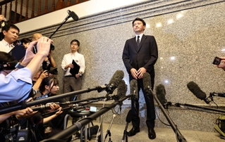 自らの不信任決議案が可決され、報道陣の囲み会見に応じる斎藤元彦知事＝１９日午後、神戸市中央区、県公館（撮影・長嶺麻子）