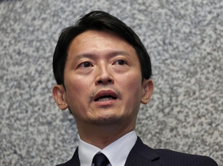 自らの不信任決議案が可決され、報道陣の囲み会見に応じる斎藤元彦知事＝１９日午後、神戸市中央区、県公館（撮影・長嶺麻子）