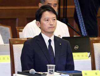 兵庫県議会で不信任決議案が全会一致で可決され、投票結果を聞く兵庫県の斎藤元彦知事＝１９日午後、神戸市中央区（代表撮影）